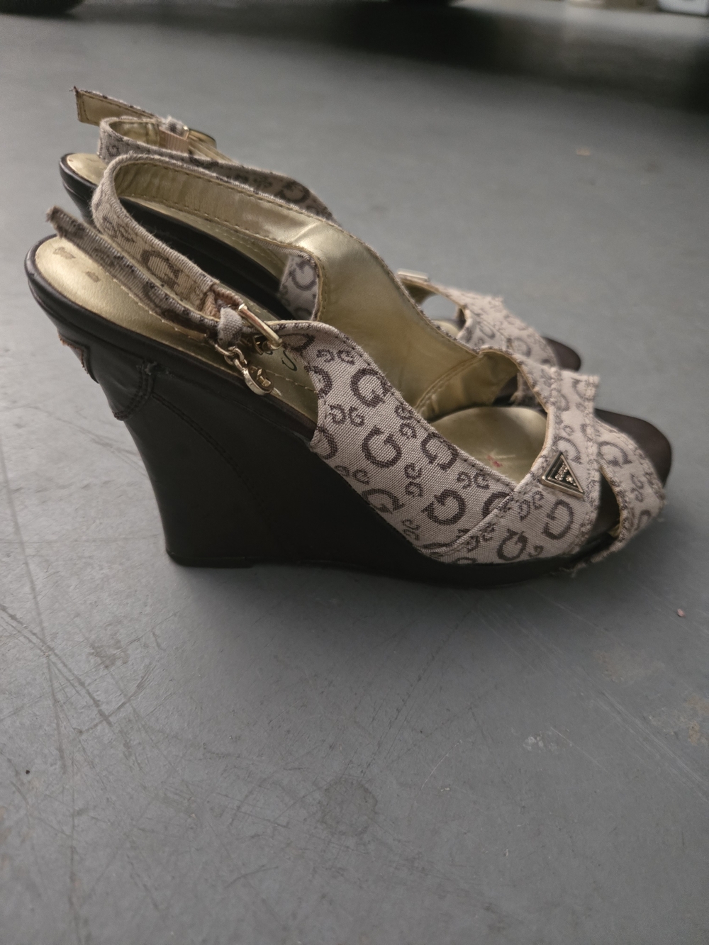 Guess Shoes - Picture 2 of 2